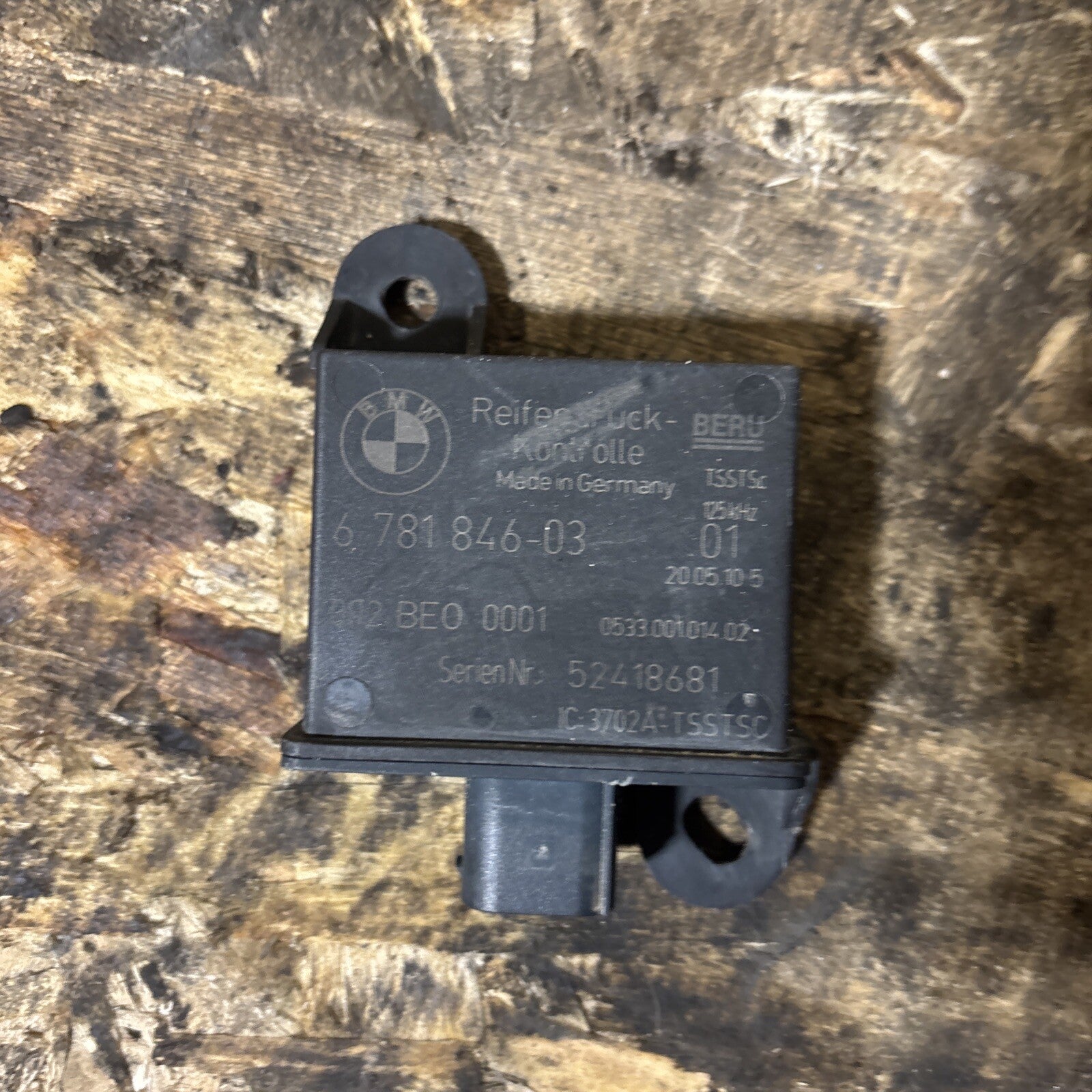 BMW E60 E61 E63 E64 E65 E70 E82 E88  TIRE PRESSURE TRIGGER MODULE 6781846