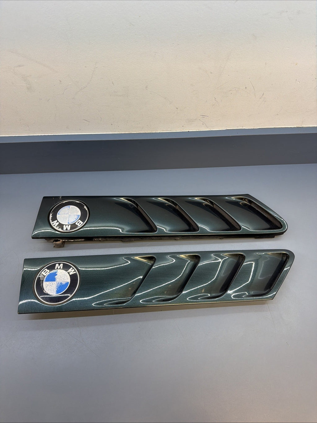96-02 BMW E36/7 Z3 FRONT RIGHT & LEFT FENDER VENT TRIM GREEN SET 8398016 8398015