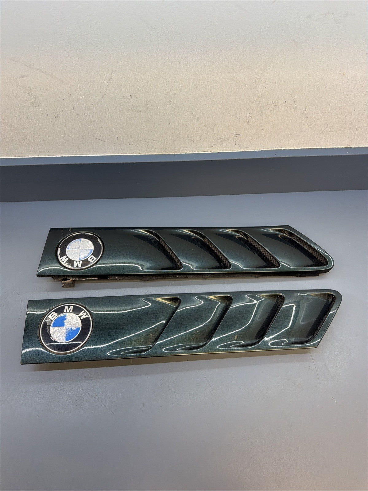 96-02 BMW E36/7 Z3 FRONT RIGHT & LEFT FENDER VENT TRIM GREEN SET 8398016 8398015