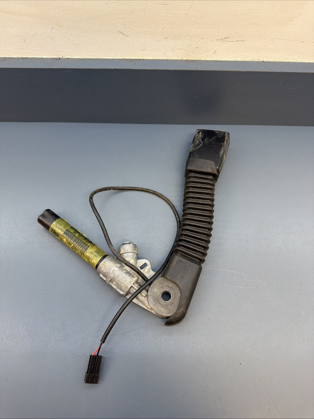 2004-2010 BMW X3 E83 - Front Right SEAT BELT Buckle / Receiver 9119540