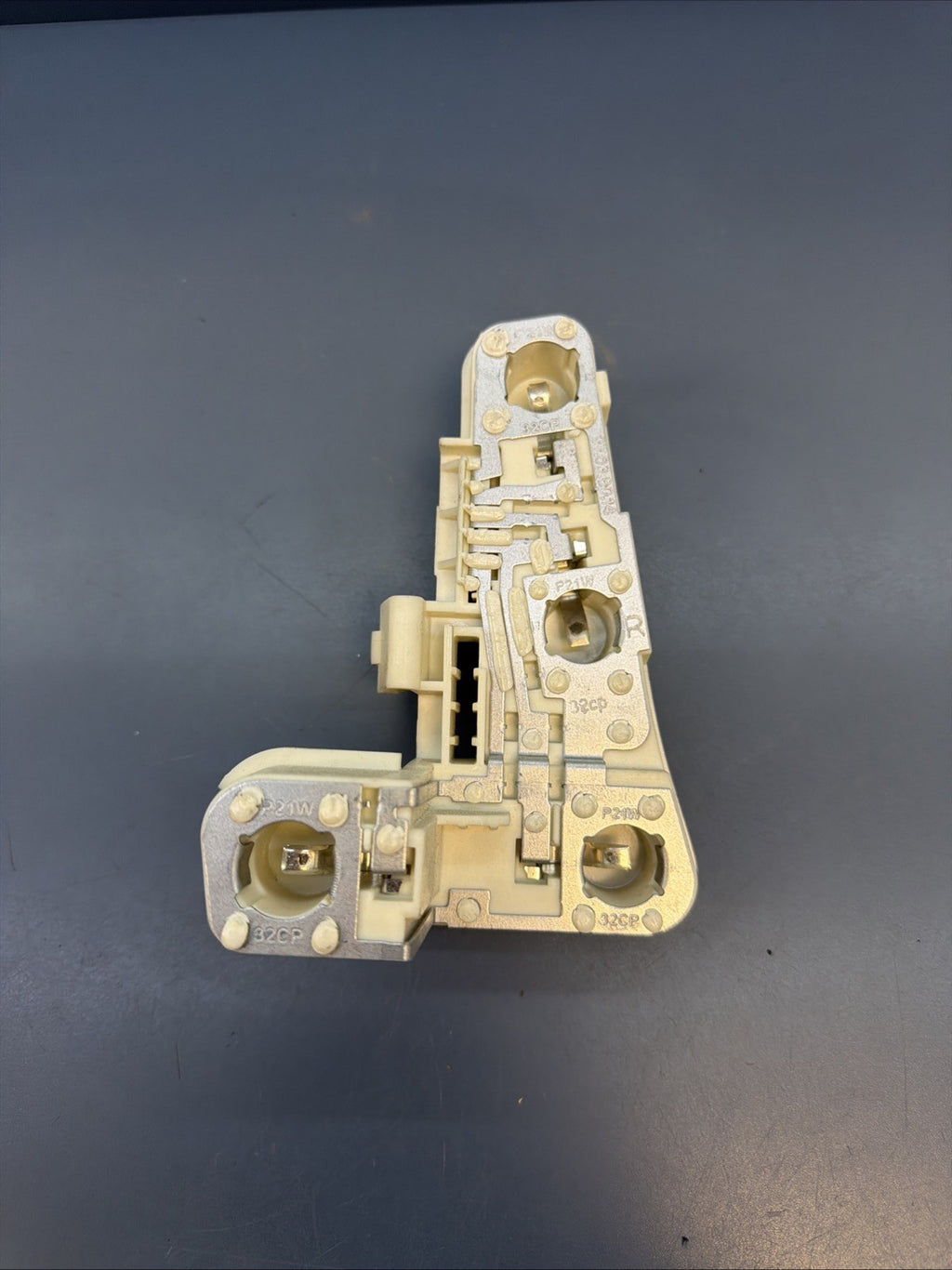 BMW 06-08 E90 PRE LCI RIGHT/PASSANGER SIDE TAILLIGHT BULB HOLDER OEM 6937474