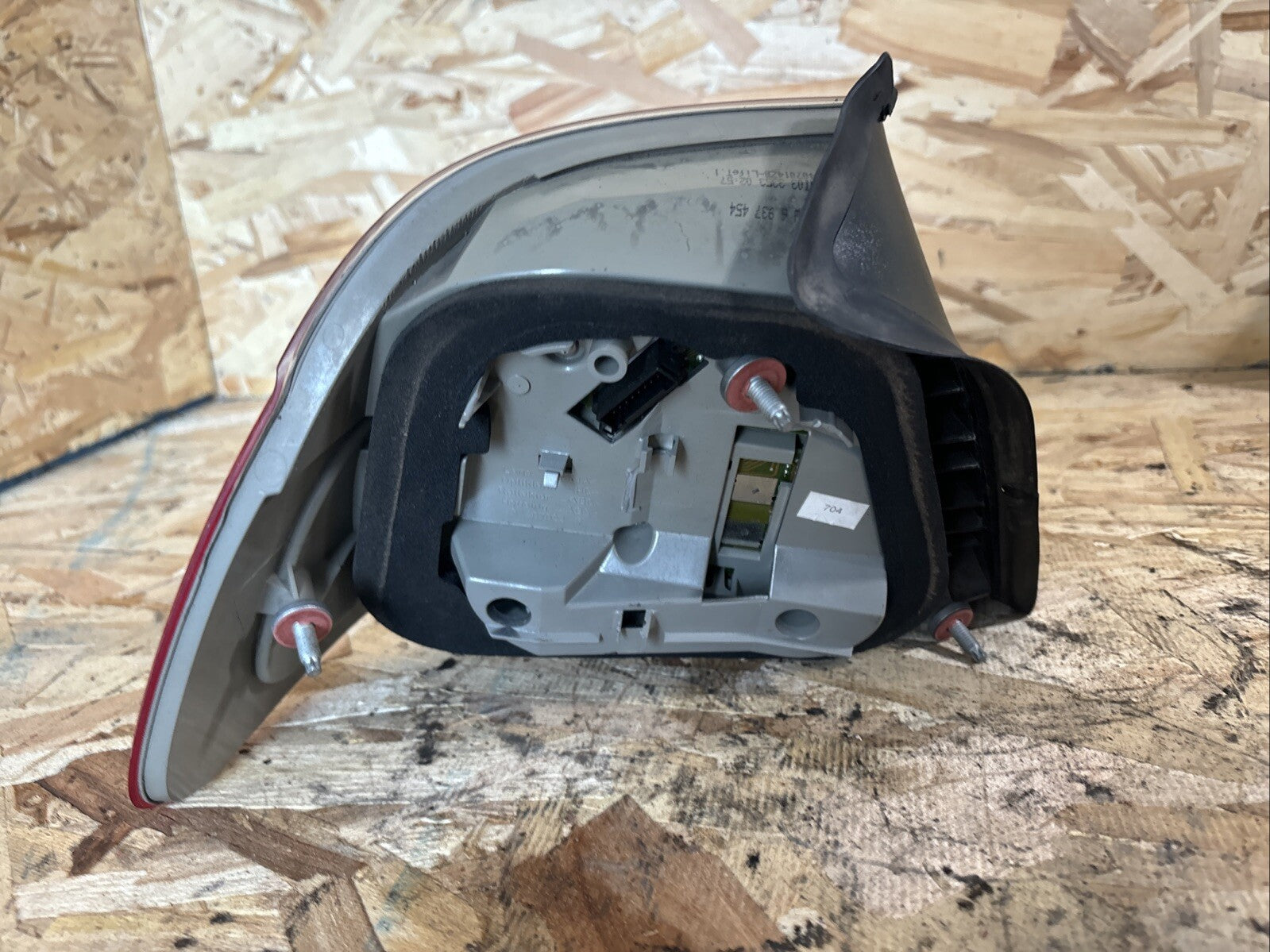 OEM BMW E46 03-06 VERT LED TAIL LIGHT RIGHT PASSENGER 6937454