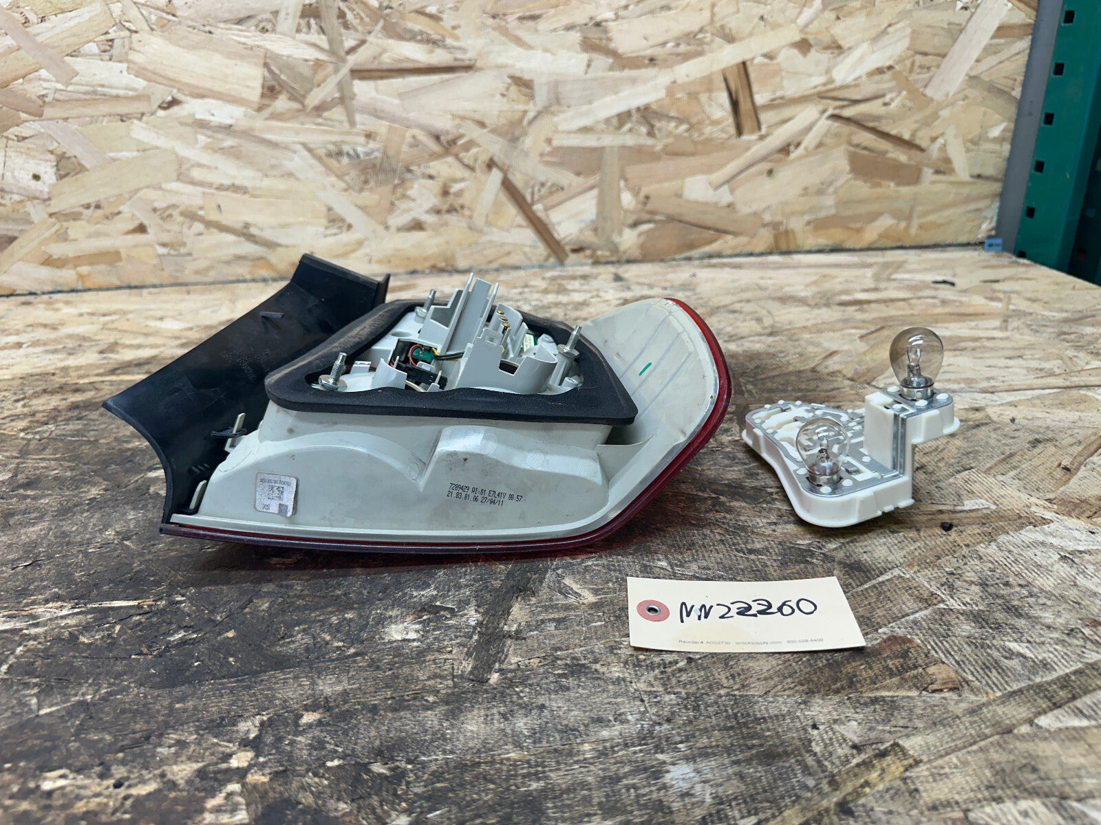 BMW 09-11 E90 LCI LEFT DRIVER SIDE REAR OUTER TAIL LIGHT OEM 7289429