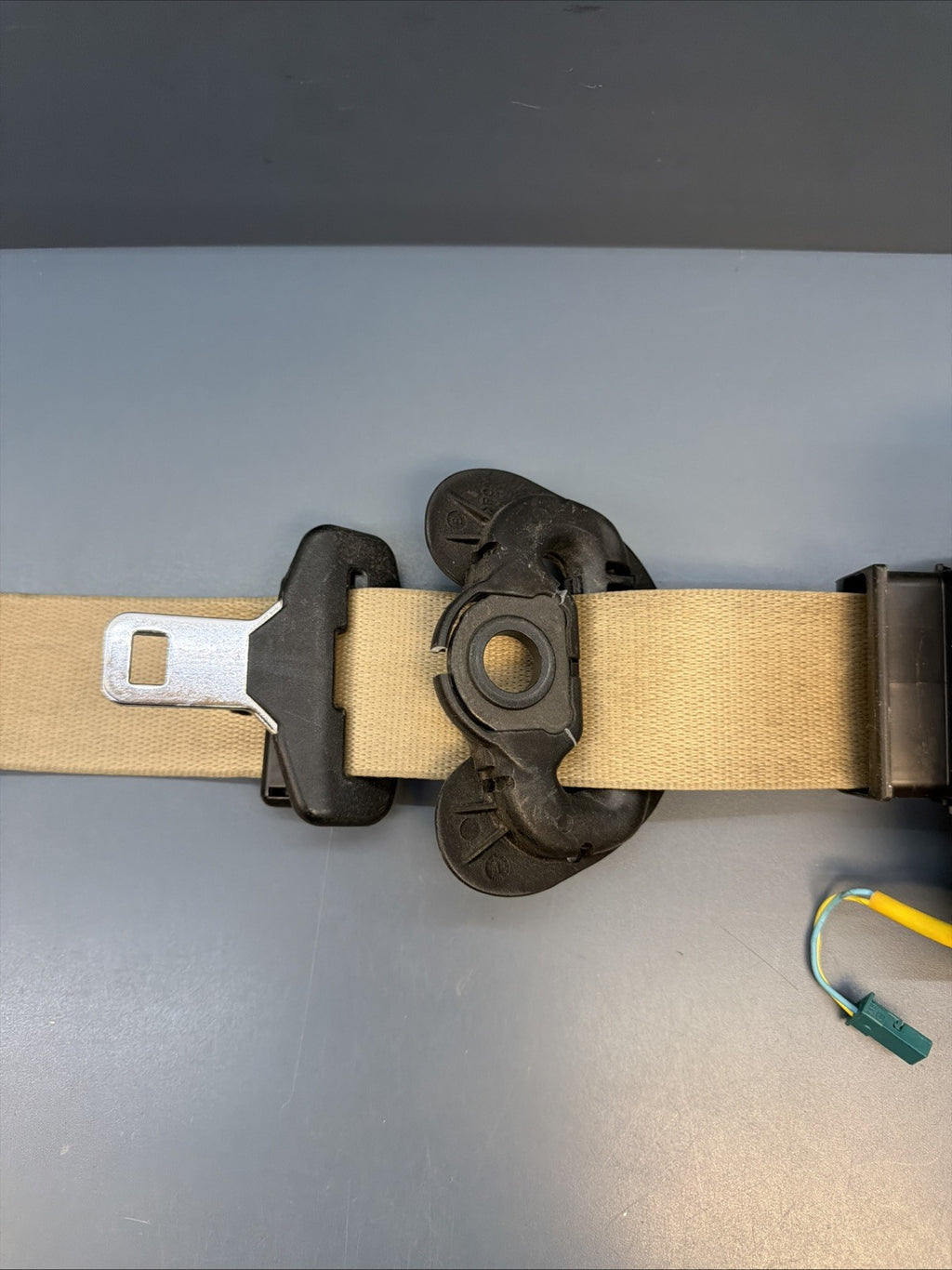 BMW 07-11 E90 3 SERIES  FRONT RIGHT PASSENGER SEAT BELT RETRACTOR 34072775