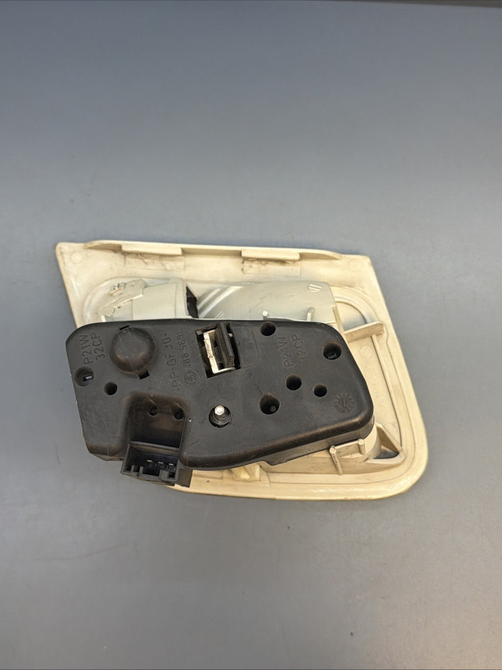 02-05 BMW E46 3 Series Sedan Rear Left Driver Side Inner Taillight Lamp 6907937
