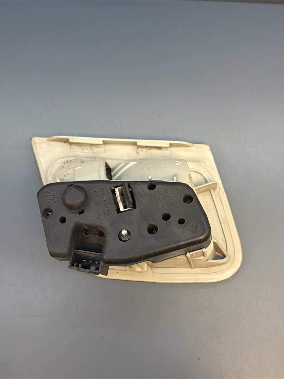 02-05 BMW E46 3 Series Sedan Rear Left Driver Side Inner Taillight Lamp 6907937
