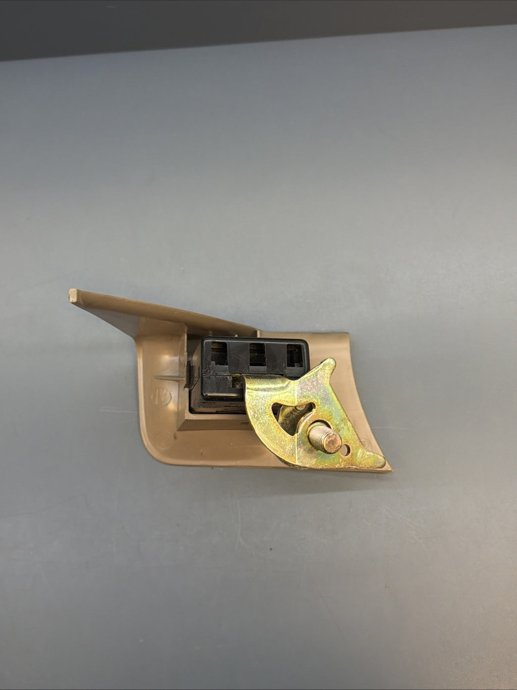 89-95 Bmw E34 5 Series Rear Left Seat Belt Buckle Latch Receiver Beige 8126521