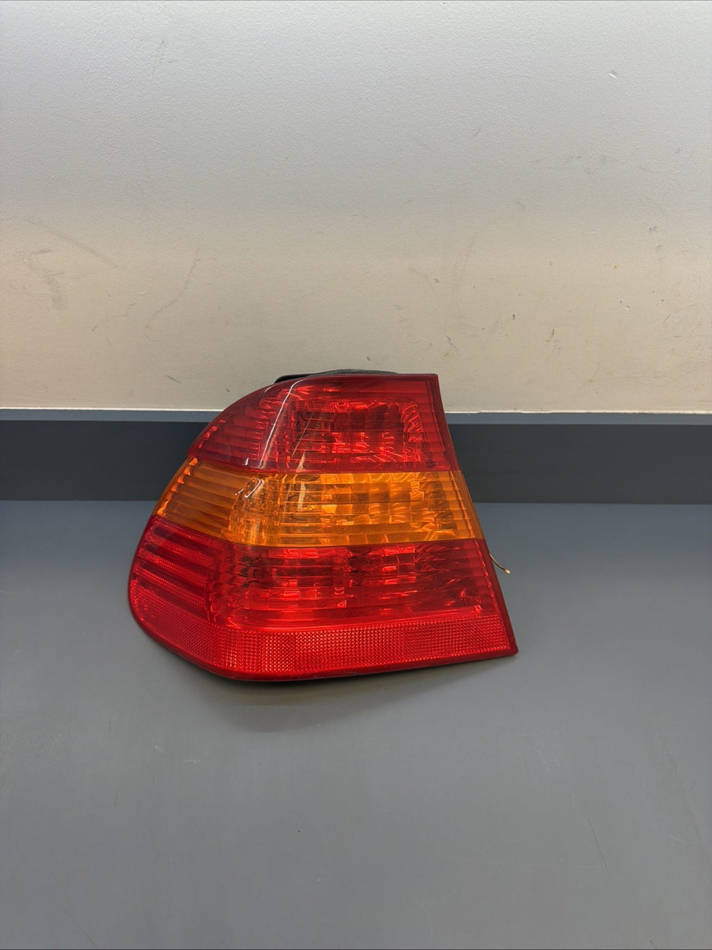 2002-2005 BMW E46 325 330 SEDAN LEFT DRIVER SIDE TAIL LIGHT OEM 6907933 OEM
