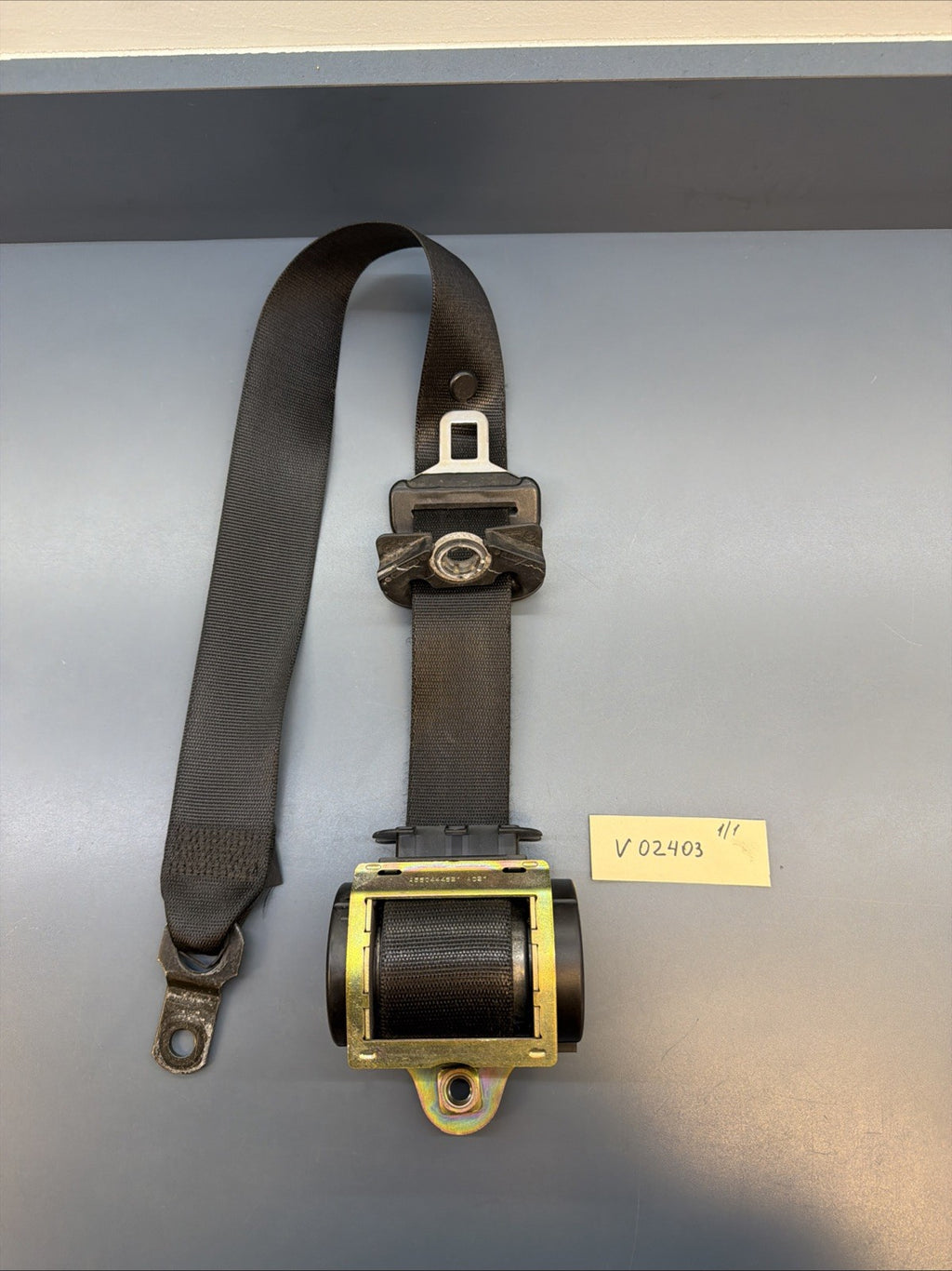 2001-2005 BMW 325I 325XI FRONT LEFT DRIVER SEAT BELT RETRACTOR 7009857 OEM
