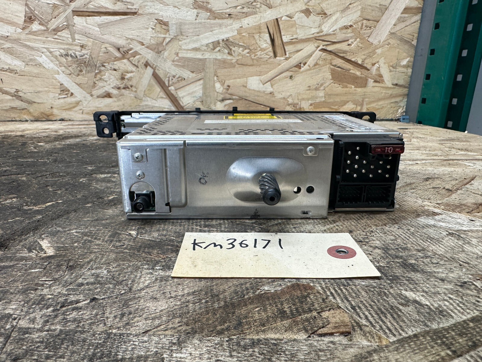 BMW 97-06 E46 3 SERIES CENTER CONSOLE CD/RADIO STEREO RADIO PLAYER OEM 6941505