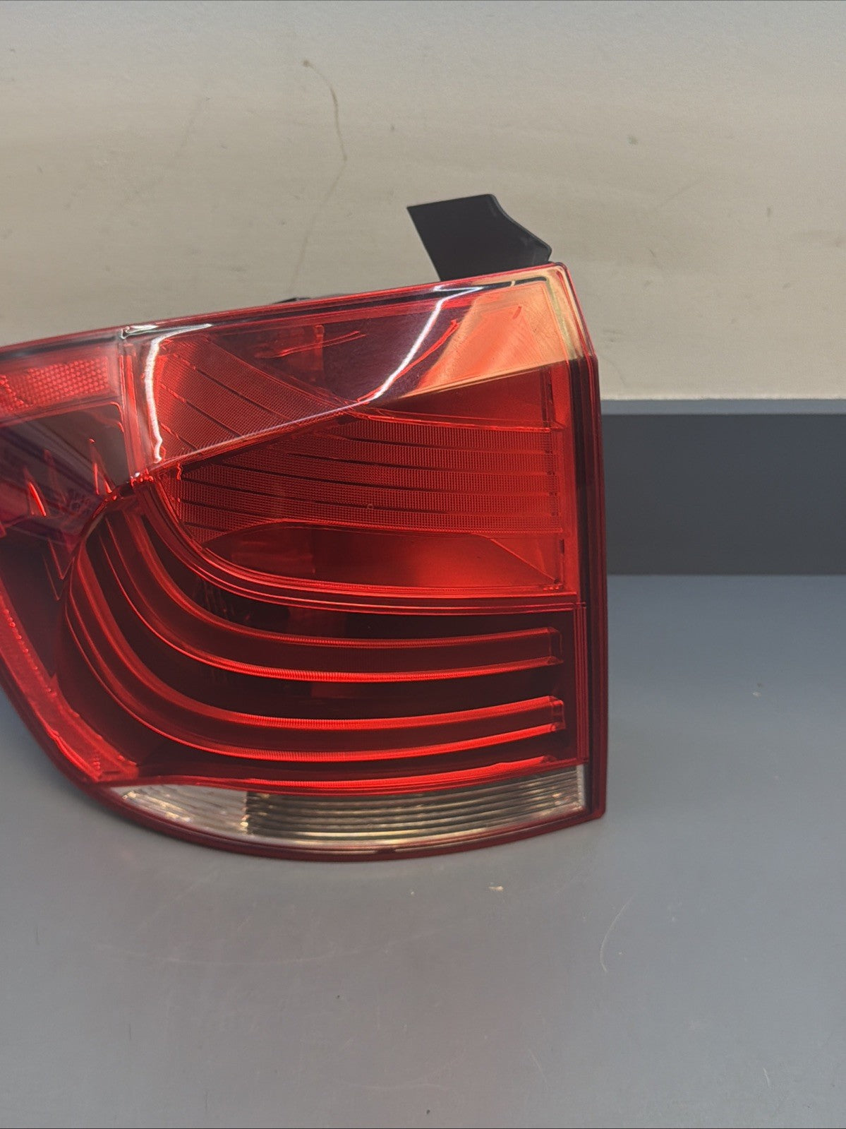 OEM 2012-2015 BMW X1 LH REAR LEFT DRIVERS TAIL LIGHT ASSEMBLY 2990111