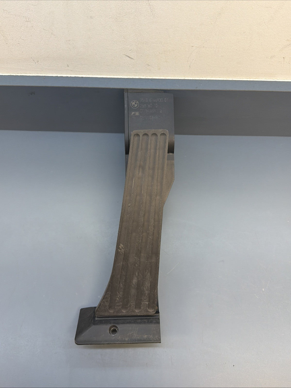 BMW E60 E88 E90 E92 F10 F30 F36 FLOOR ACCELERATOR GAS PEDAL SENSOR OEM 6766930