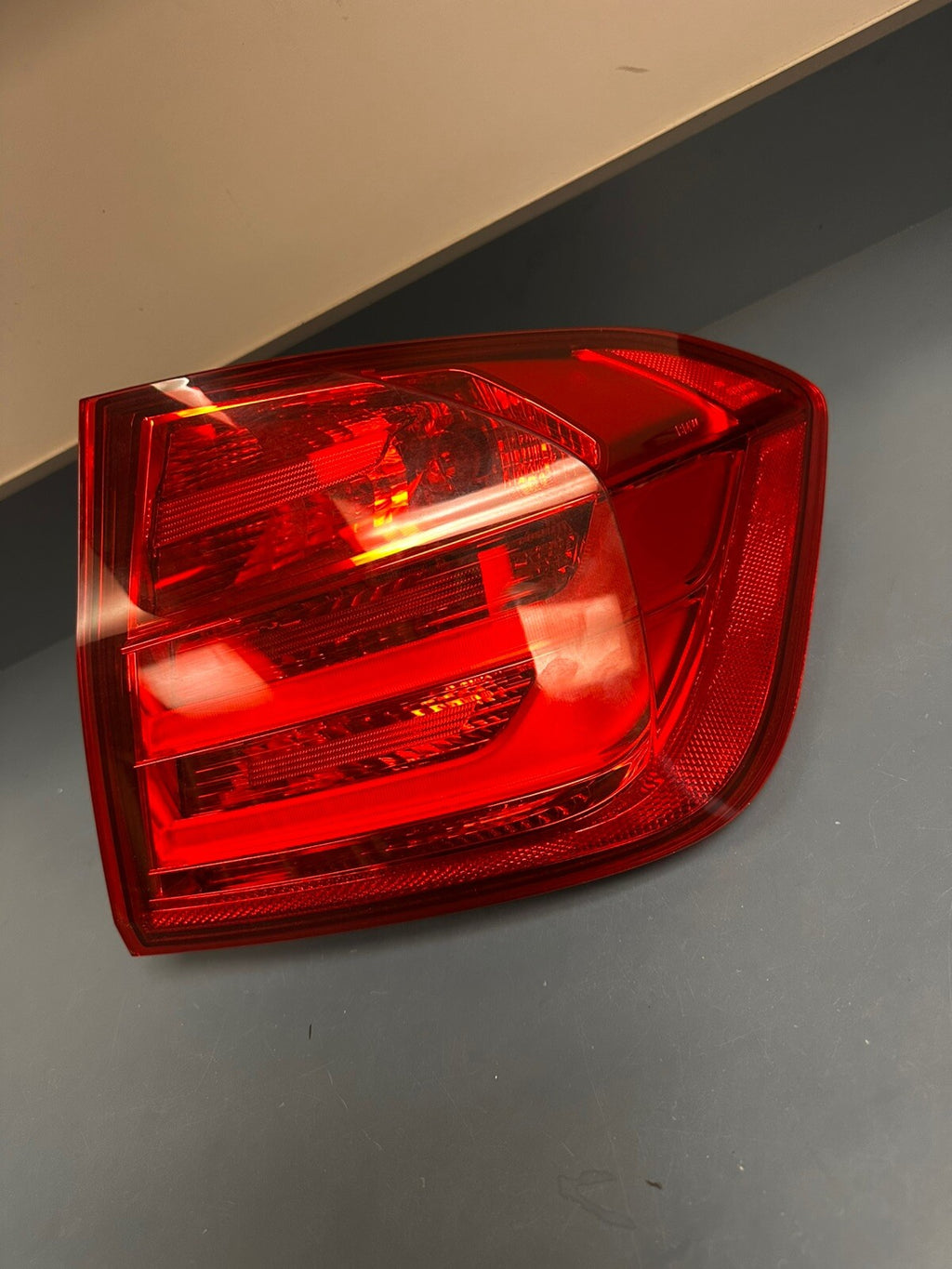 12-16 BMW F30 REAR RIGHT SIDE TRUNK OUTER STOP TAILLIGHT TAILLAMP OEM 7259896