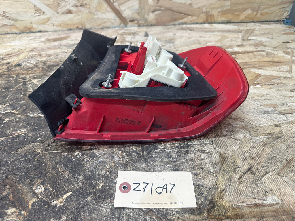 BMW 04-08 E90 3 SERIES OUTER FENDER TAIL LIGHT SET 2PC OEM 7161955+7161956