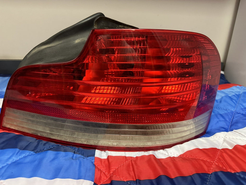 2008-2011 BMW 1 E82 E88 REAR RIGHT PASSANGER SIDE TAILLIGHT OEM 6924520