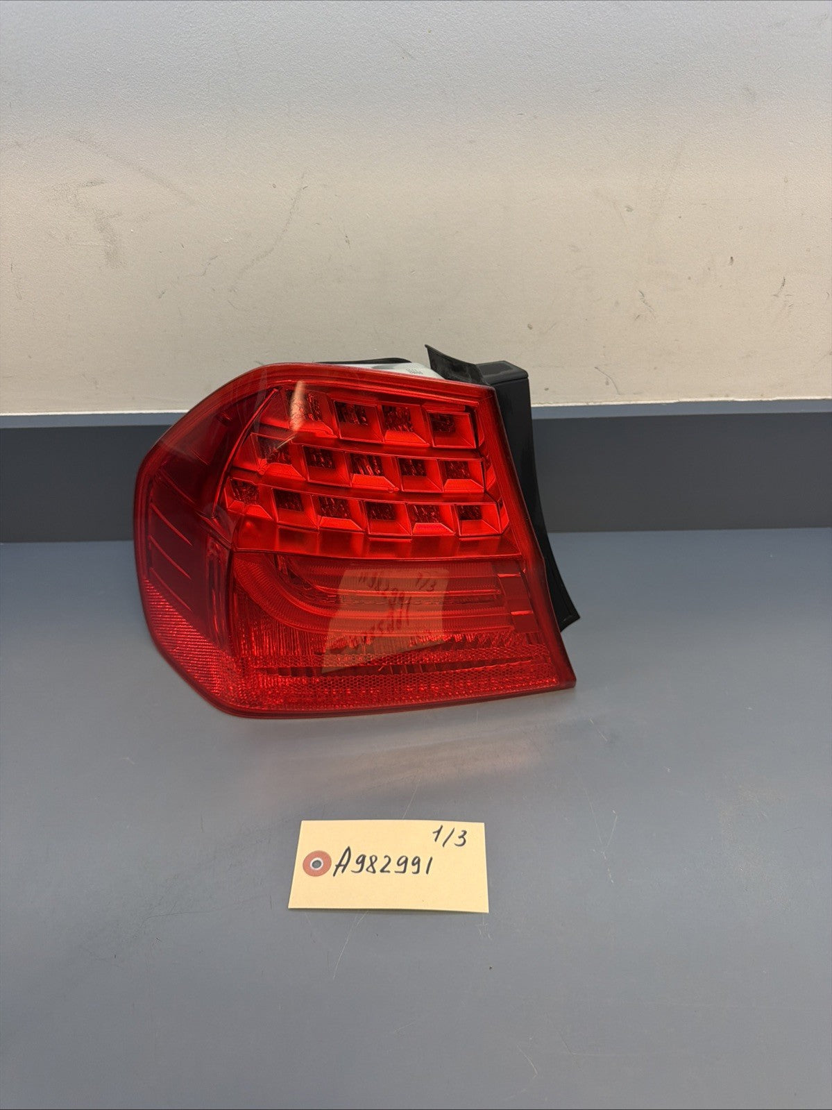 BMW 09-11 E90 LCI LEFT DRIVER SIDE REAR OUTER TAIL LIGHT OEM 7289429