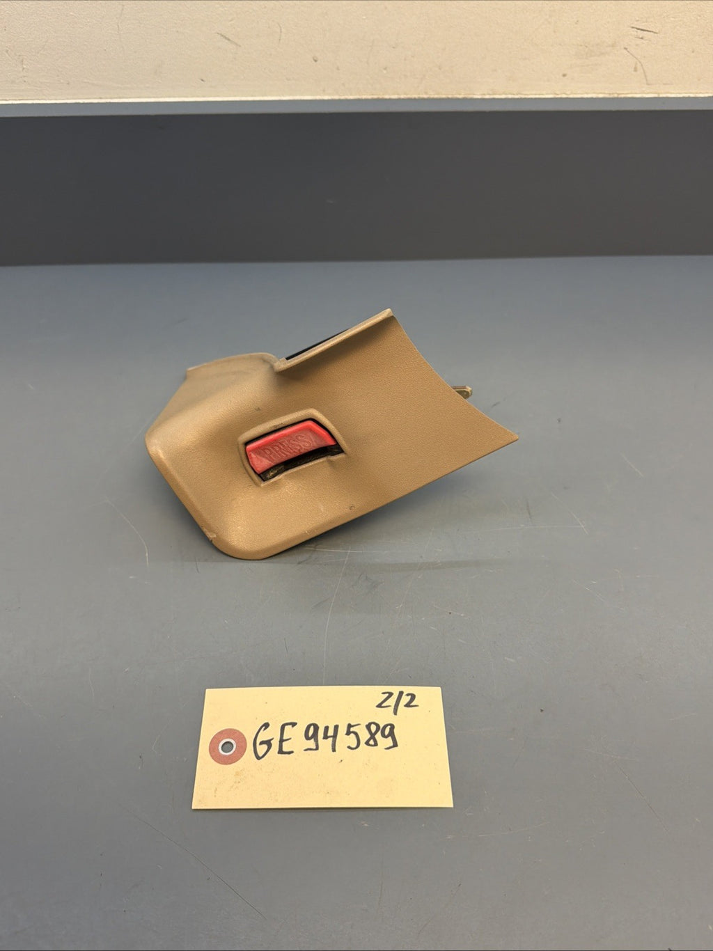 89-95 Bmw E34 5 Series Rear Right Seat Belt Buckle Latch Receiver Beige 8126522