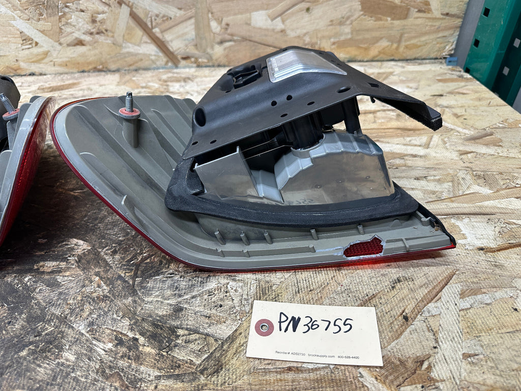 BMW E46 2003-2006 REAR OUTER TAIL LIGHT L+R SET 2PC OEM 6946533+6946534