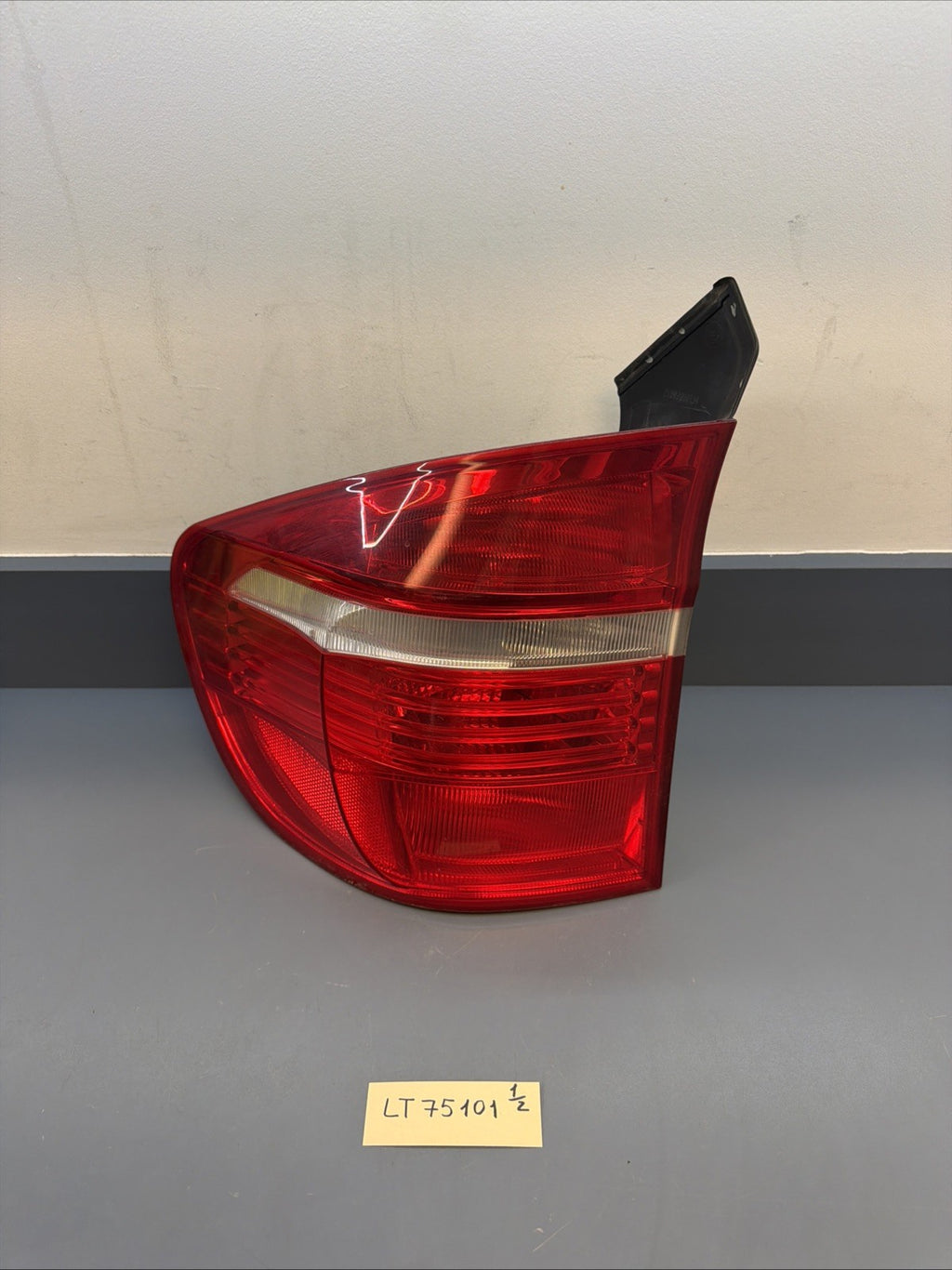 BMW E70 X5 LEFT REAR OUTER BRAKE TAIL LIGHT LAMP 7200819 OEM