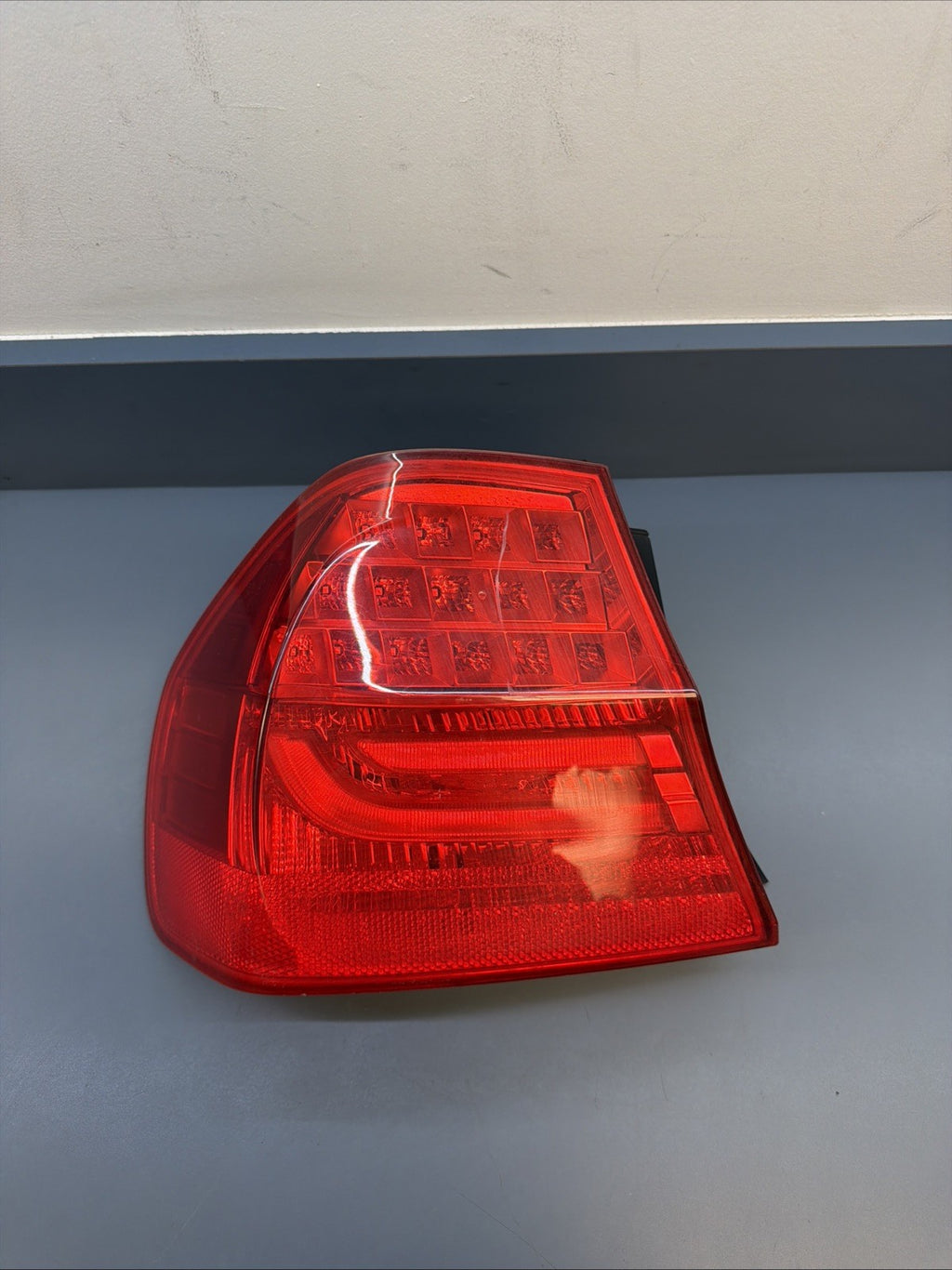 BMW 09-11 E90 LCI LEFT DRIVER SIDE REAR OUTER TAIL LIGHT OEM 7289429