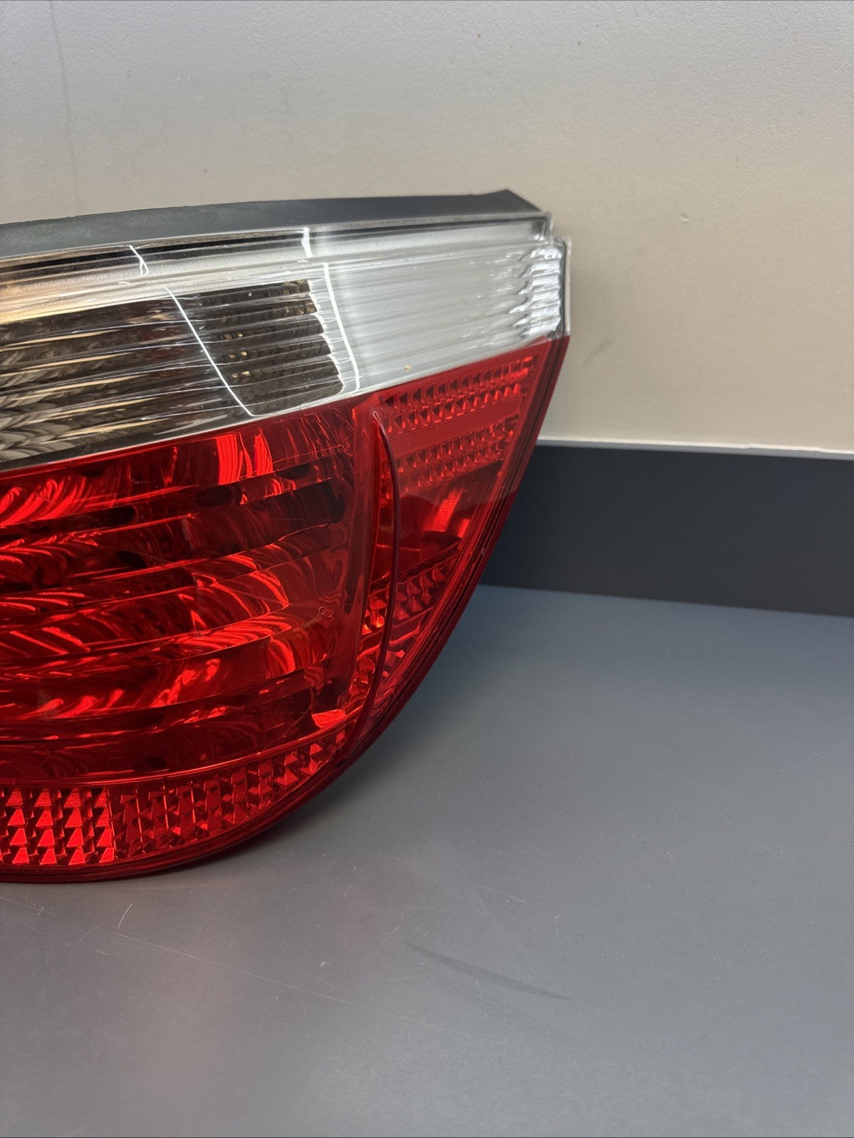 2004-2007 BMW 525I REAR RIGHT PASSENGER SIDE TAIL LIGHT LAMP 7165740 OEM E60 535