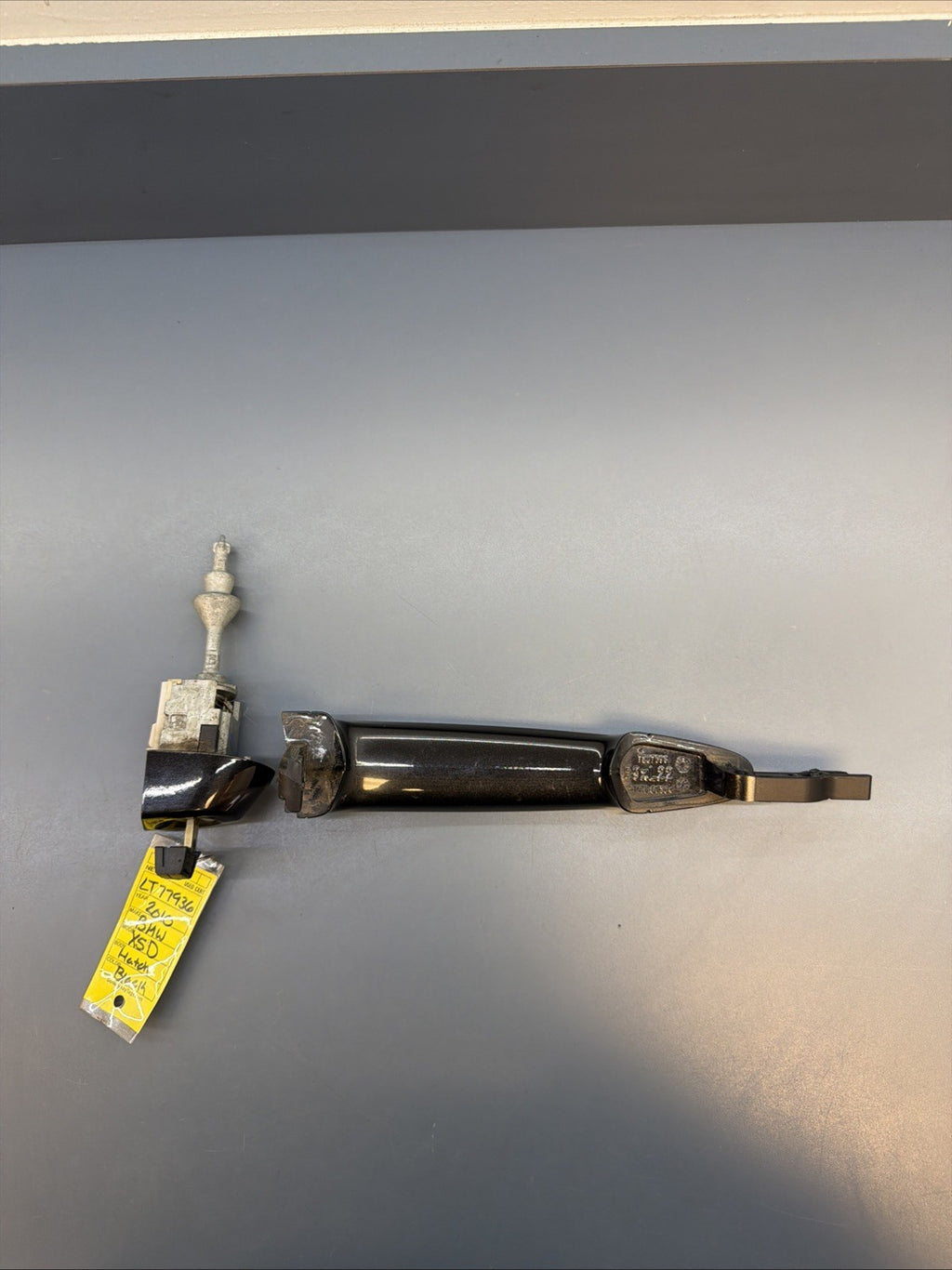 07-13 BMW E90 E92 E70 X5 FRONT LEFT DRIVER EXTERIOR DOOR HANDLE 7207693 W KEY