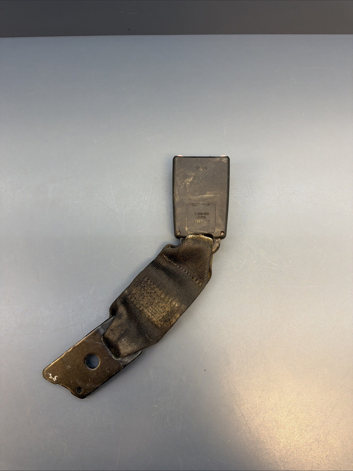 97-03 BMW E39 525i 530i 540i Rear Center Seat Belt Receptacle 8209836