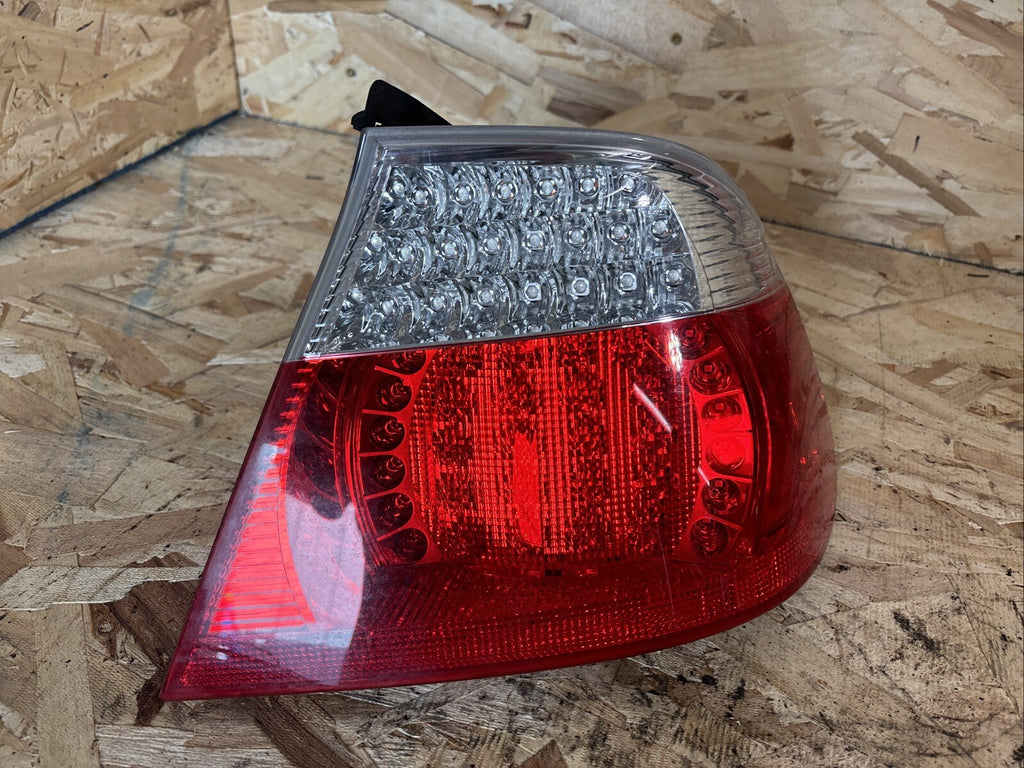 OEM BMW E46 03-06 VERT LED TAIL LIGHT RIGHT PASSENGER 6937454