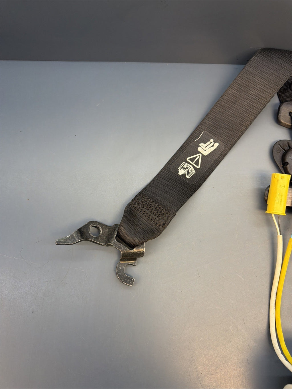BMW 2012-2015 E84 X1 FRONT RIGHT PASSANGER SEAT BELT RETRACTOR OEM 34061695