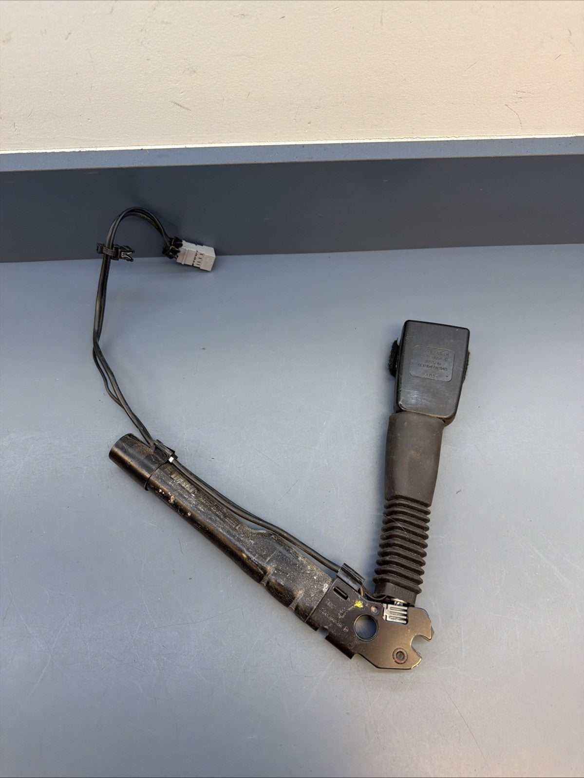 06-13 BMW E88 E90 E92 135i Driver side Left Seat Belt Buckle Tensioner 7213563