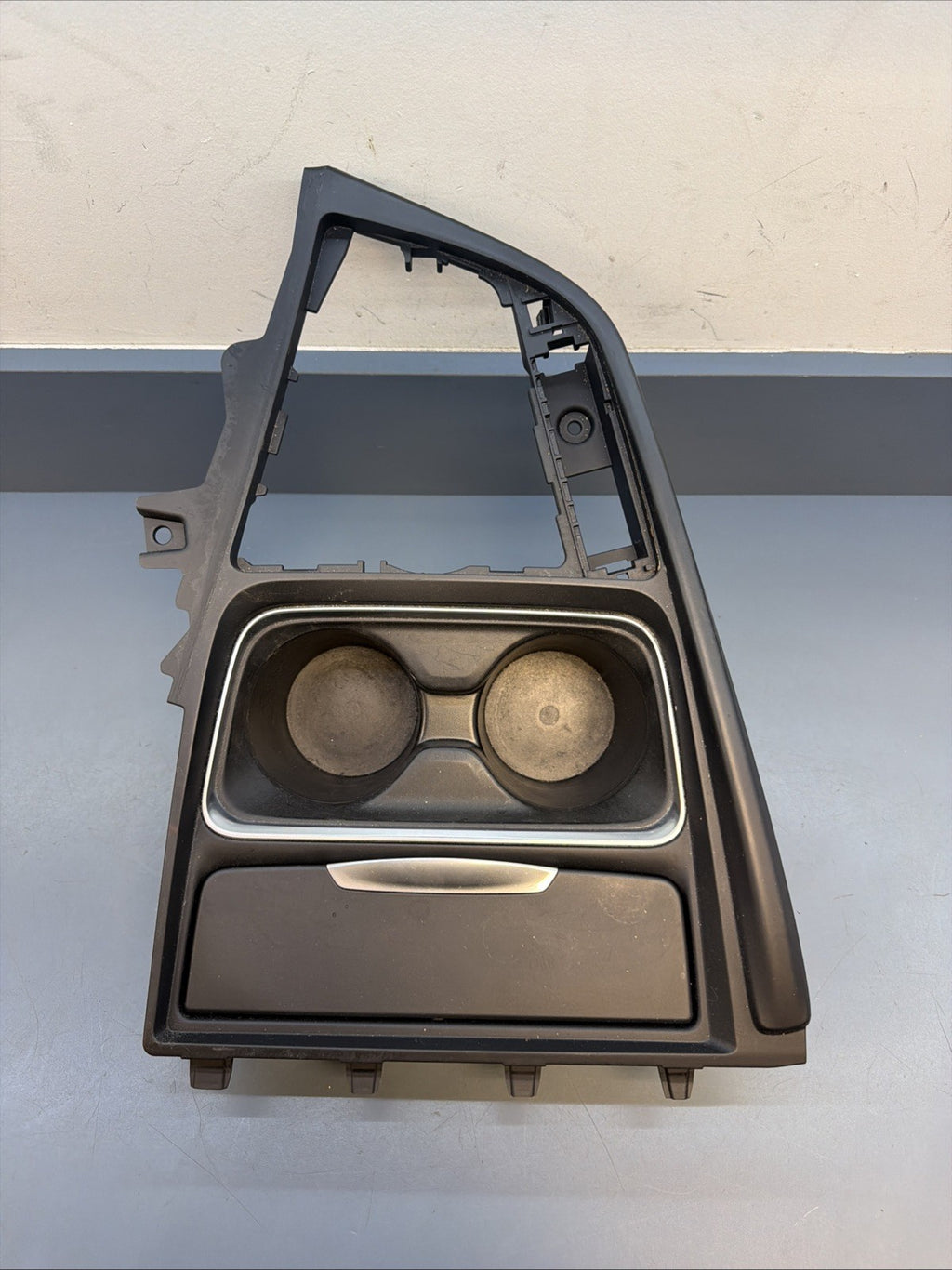 12-18 BMW F30 320i xDrive Center Console Cup Holder Ashtray Panel Trim 9218925