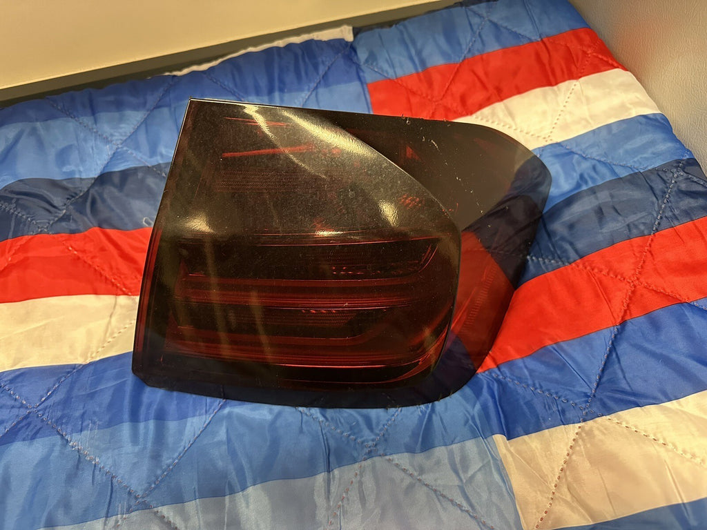 12-15 BMW 3 SERIES F30 PASSANGER RIGHT QUARTER PANEL TAIL LIGHT OEM 7259896