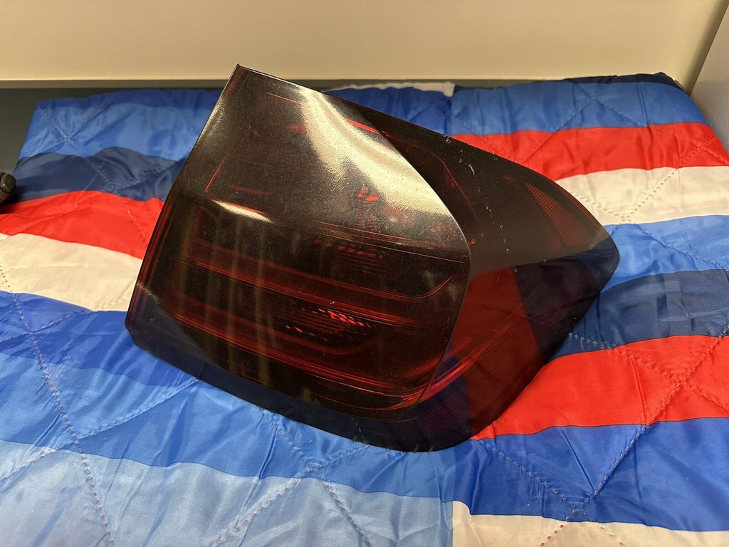 12-15 BMW 3 SERIES F30 PASSANGER RIGHT QUARTER PANEL TAIL LIGHT OEM 7259896