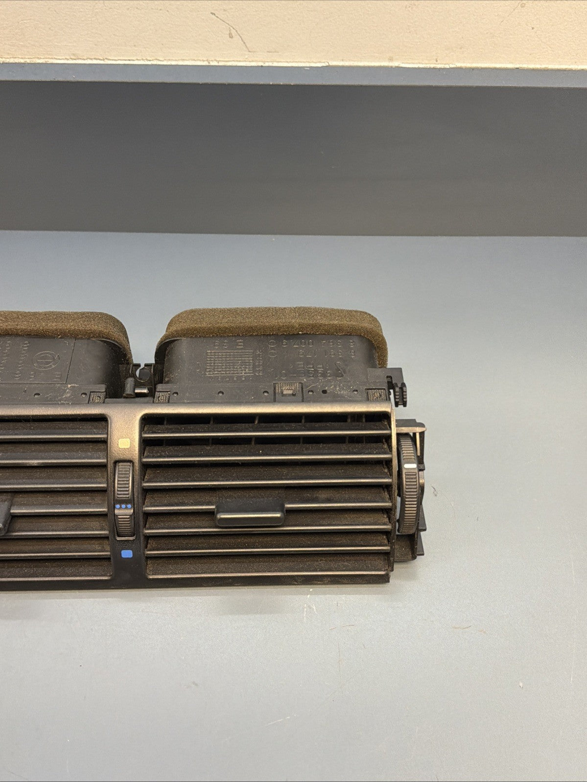 BMW 1997-2006 E39 5 SERIES BLACK CENTER INTERIOR VENT ASSEMBLY OEM 8361895