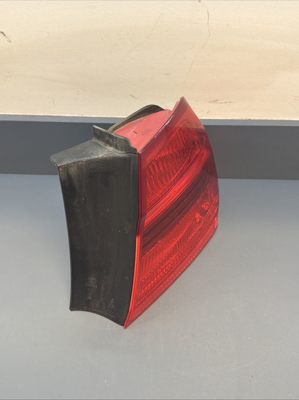 2006-2008 BMW E90 OUTTER PASSANGER PRE LCI TAIL LIGHT 7161956