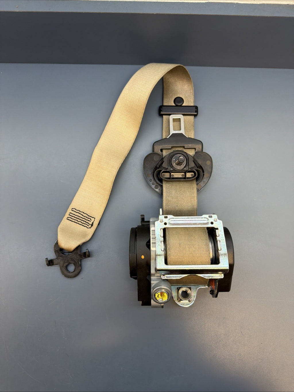 BMW 10-17 F10 5 SERIES FRONT RIGHT PASSENGER SEAT BELT RETARCTOR BEIGE 618120800