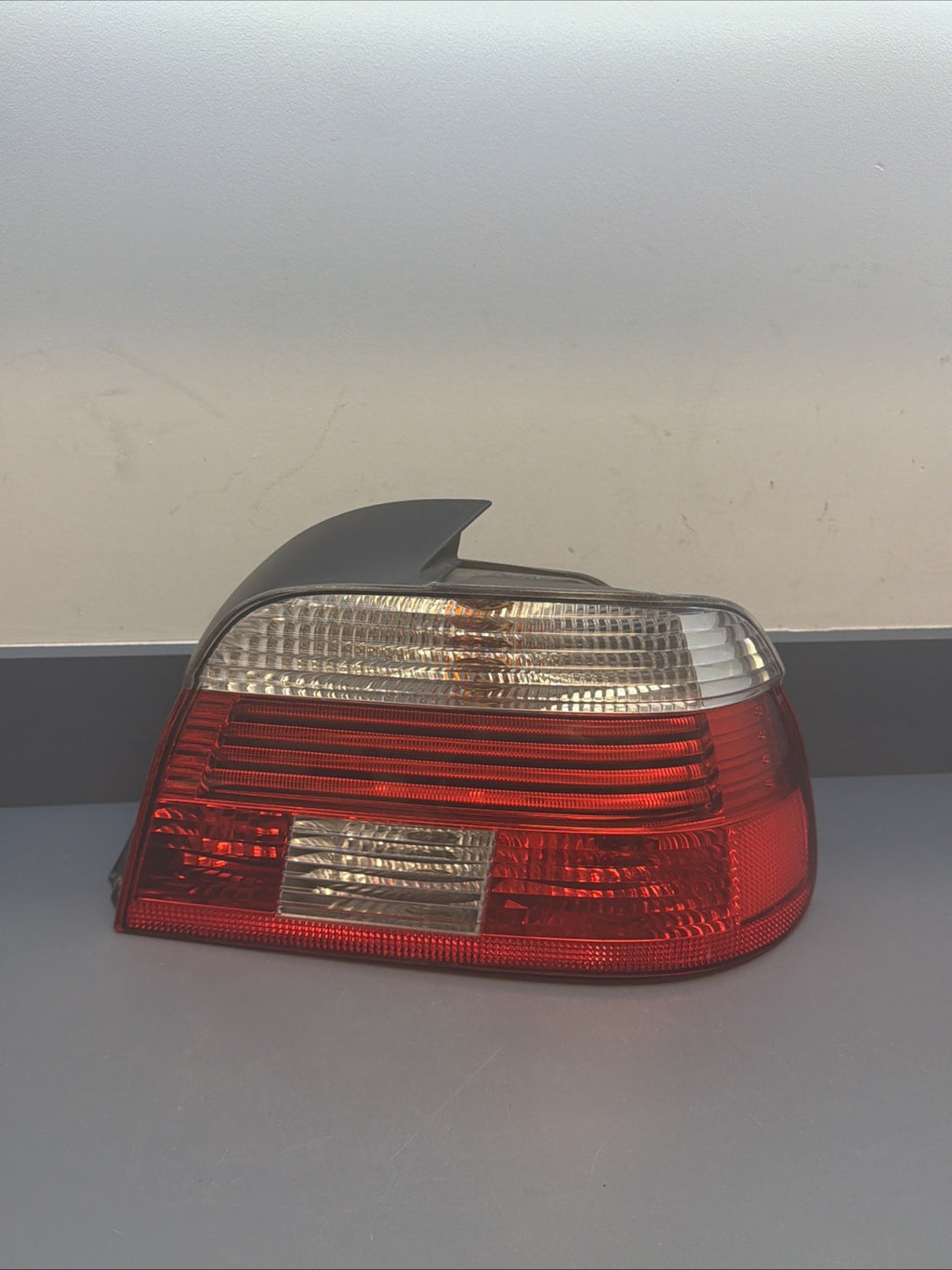 01-03 BMW E39 Sedan Rear Right Passenger Outer Tail Light Lamp HELLA 6902529