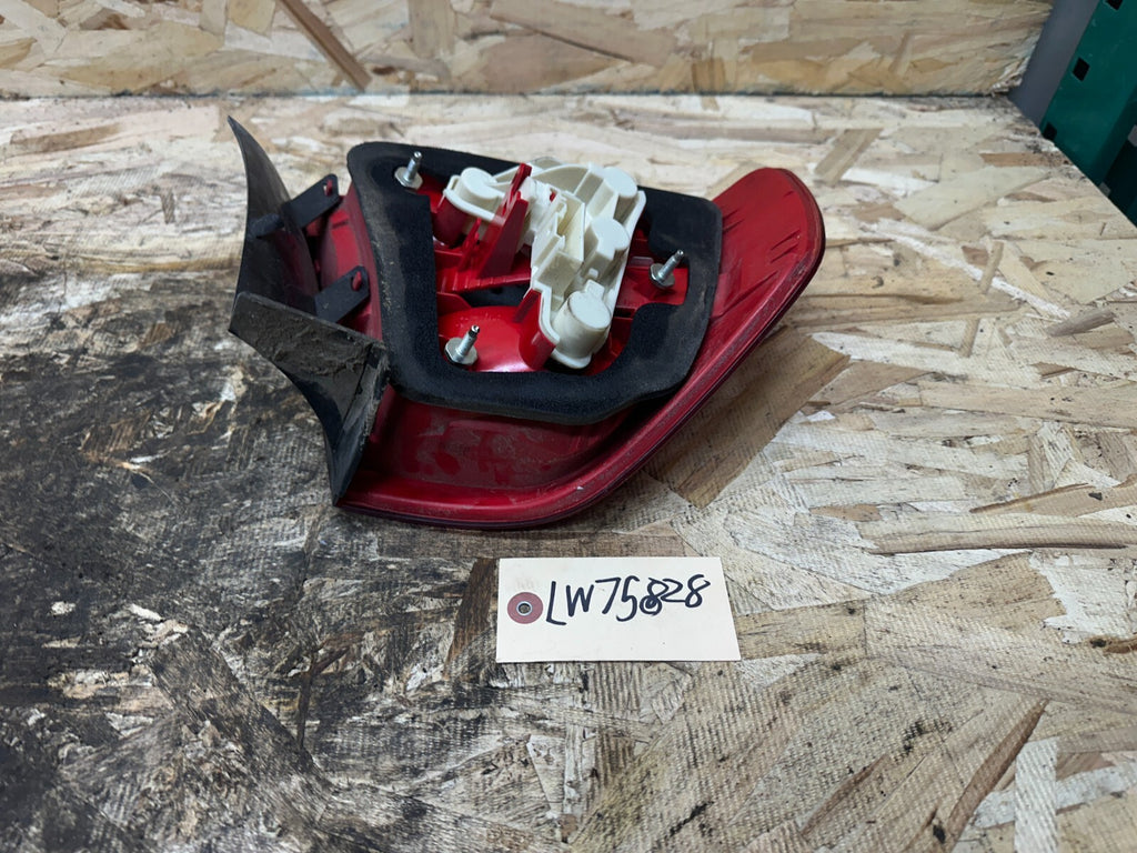 BMW 2005-2009 E90 REAR OUTER RIGHT PASSANGER SIDE TAIL LIGHT OEM 7161956