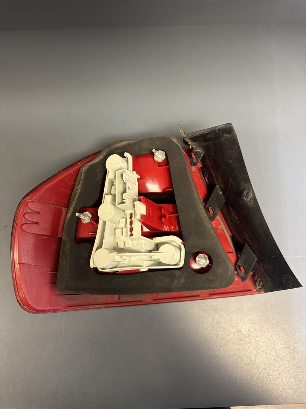 2006-2006 BMW E90 OUTTER PASSANGER PRE LCI TAIL LIGHT 7161956