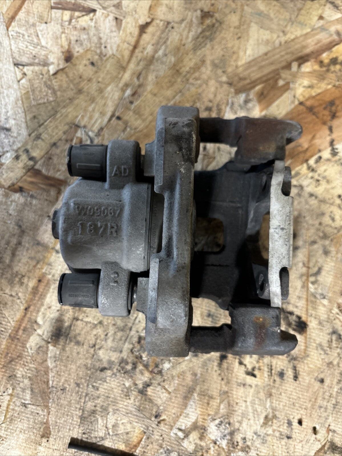 W09067 - 163W RIGHT REAR BRAKE CALIPER / 681582 FOR BMW 3 SERIES