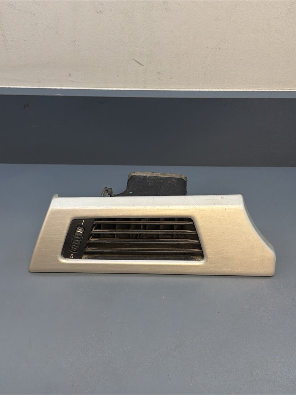 BMW 06-11 E90 3 SERIES FRONT LEFT DRIVER SIDE AIR VENT ALUMINUM TRIM 9123297