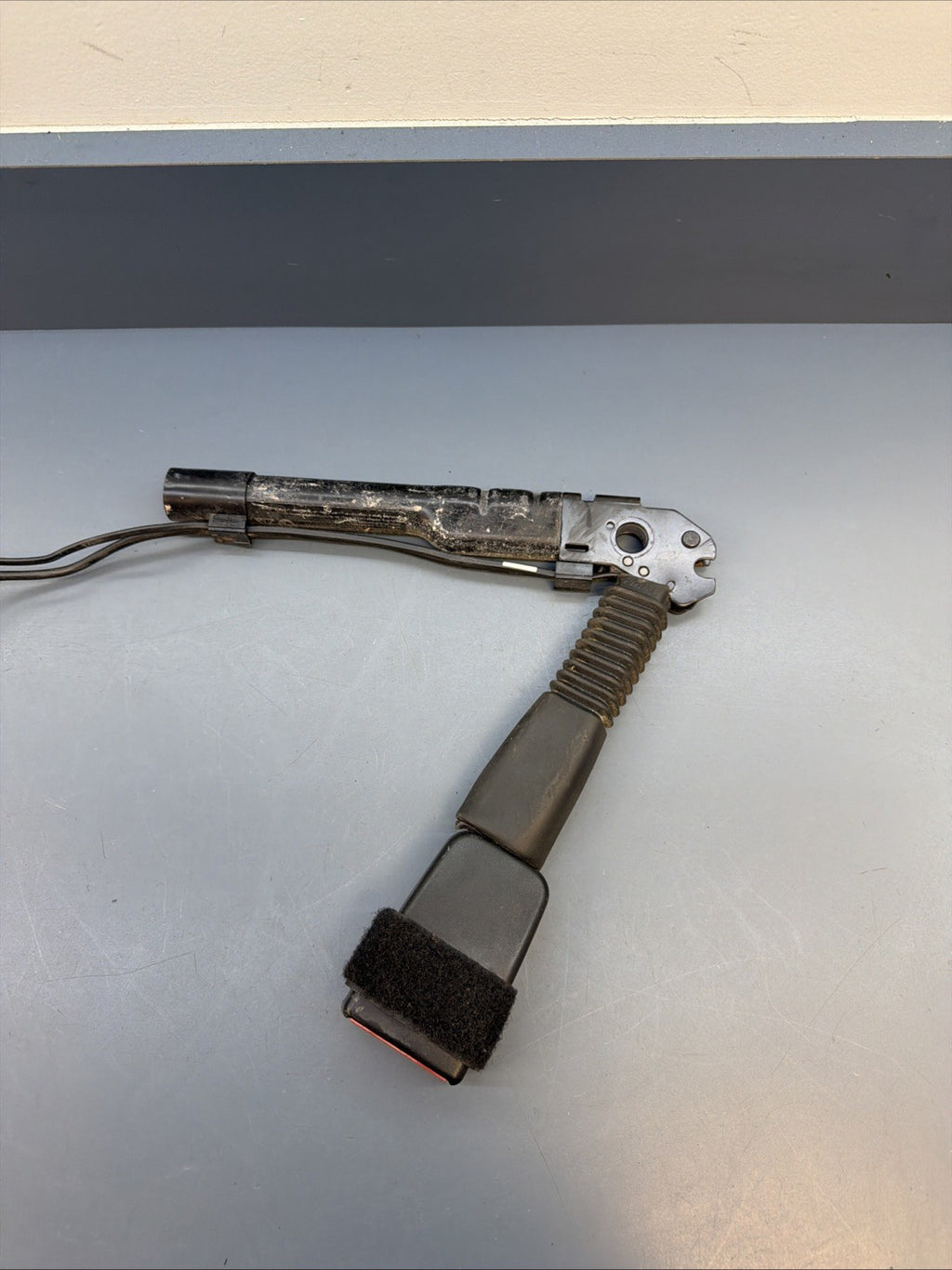 06-13 BMW E88 E90 E92 135i Driver side Left Seat Belt Buckle Tensioner 7213563