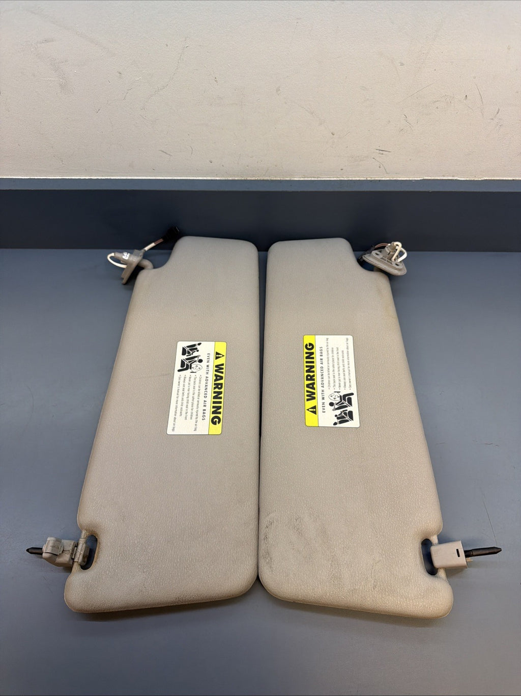 07-10 BMW X3 E83 SUN VISOR PAIR 8373575 GRAY