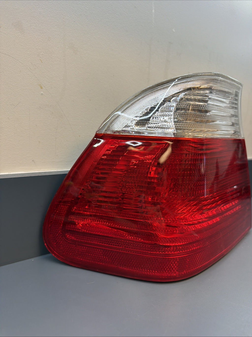 99-01 BMW 3 E46 Tail Light DRIVER SIDE Red & Clear 4D AFTERMARKET BM024-U2002