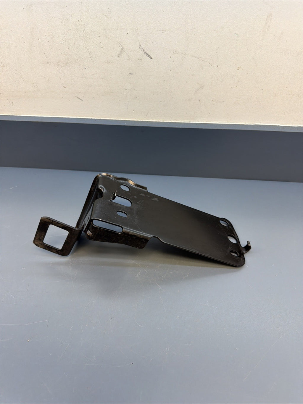 07-13 BMW 335i E90 E91 E92 E93 Front Left Lower Radiator Bracket OEM 7117811