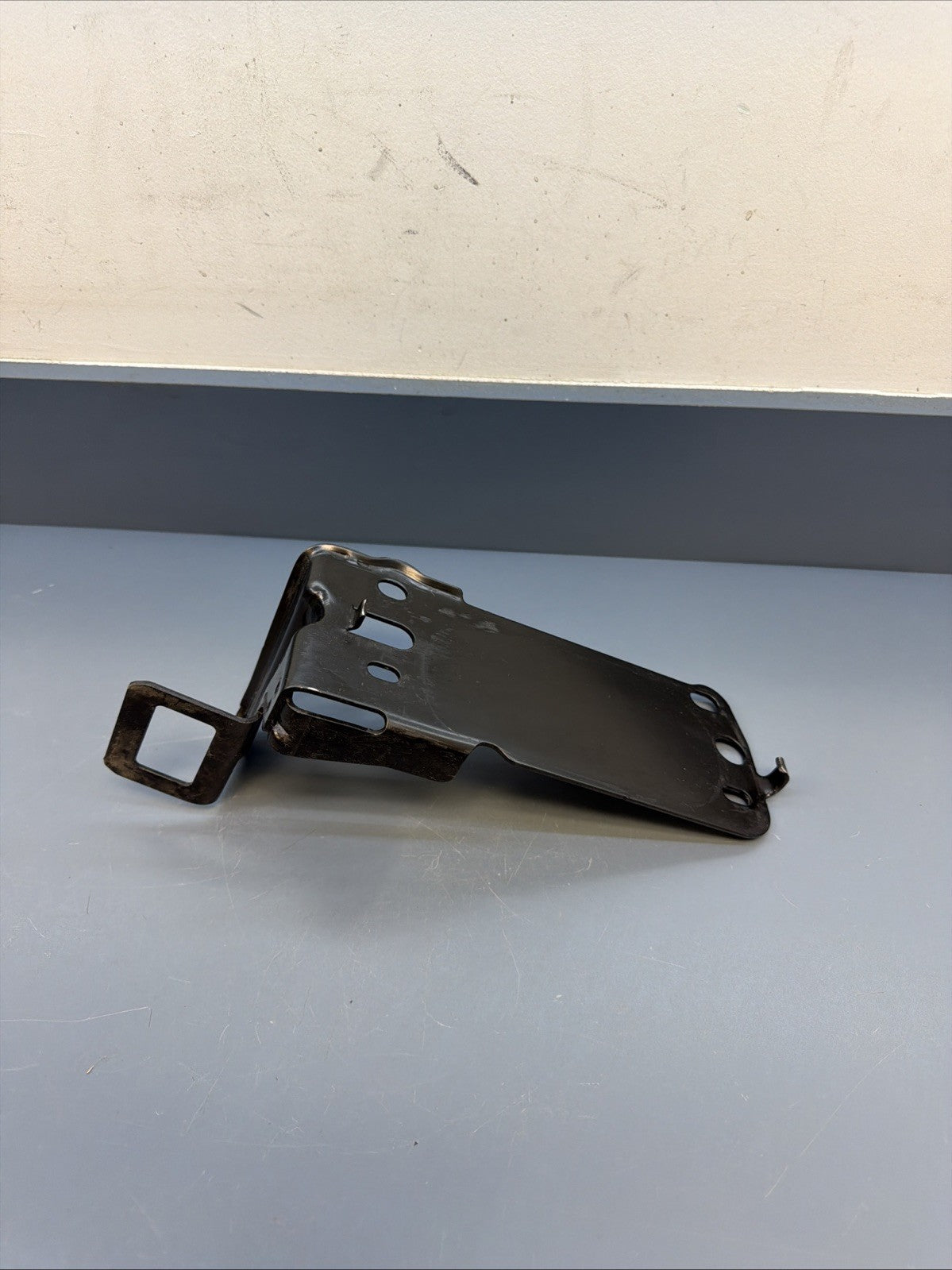07-13 BMW 335i E90 E91 E92 E93 Front Left Lower Radiator Bracket OEM 7117811