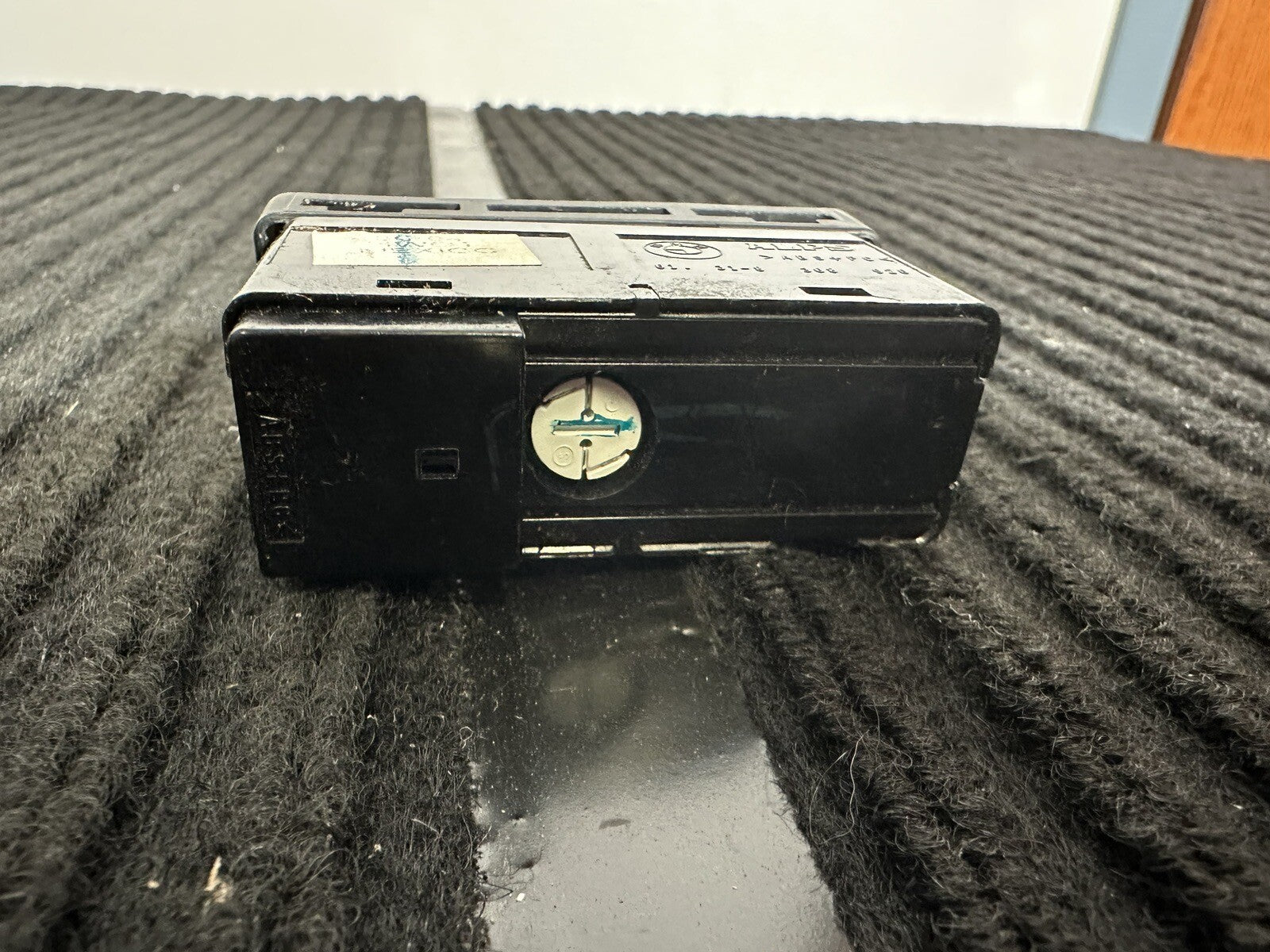 00-05 BMW 3 SERIES E46 WARNING INDICATOR HAZARD LIGHT SWITCH OEM 8638920