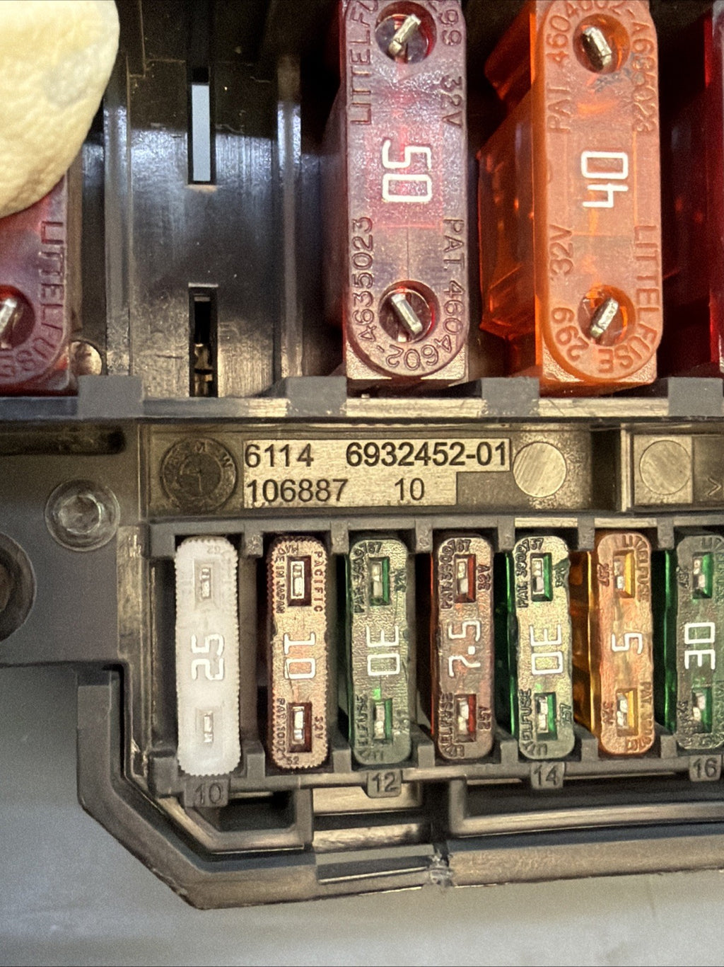2004 - 2010 BMW E60 525I 530I 545I FRONT POWER DISTRIBUTION FUSE BOX OEM 6932452