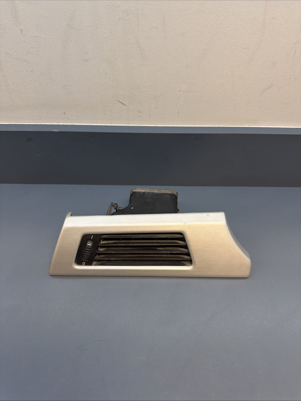BMW 06-11 E90 3 SERIES FRONT LEFT DRIVER SIDE AIR VENT ALUMINUM TRIM 9123297