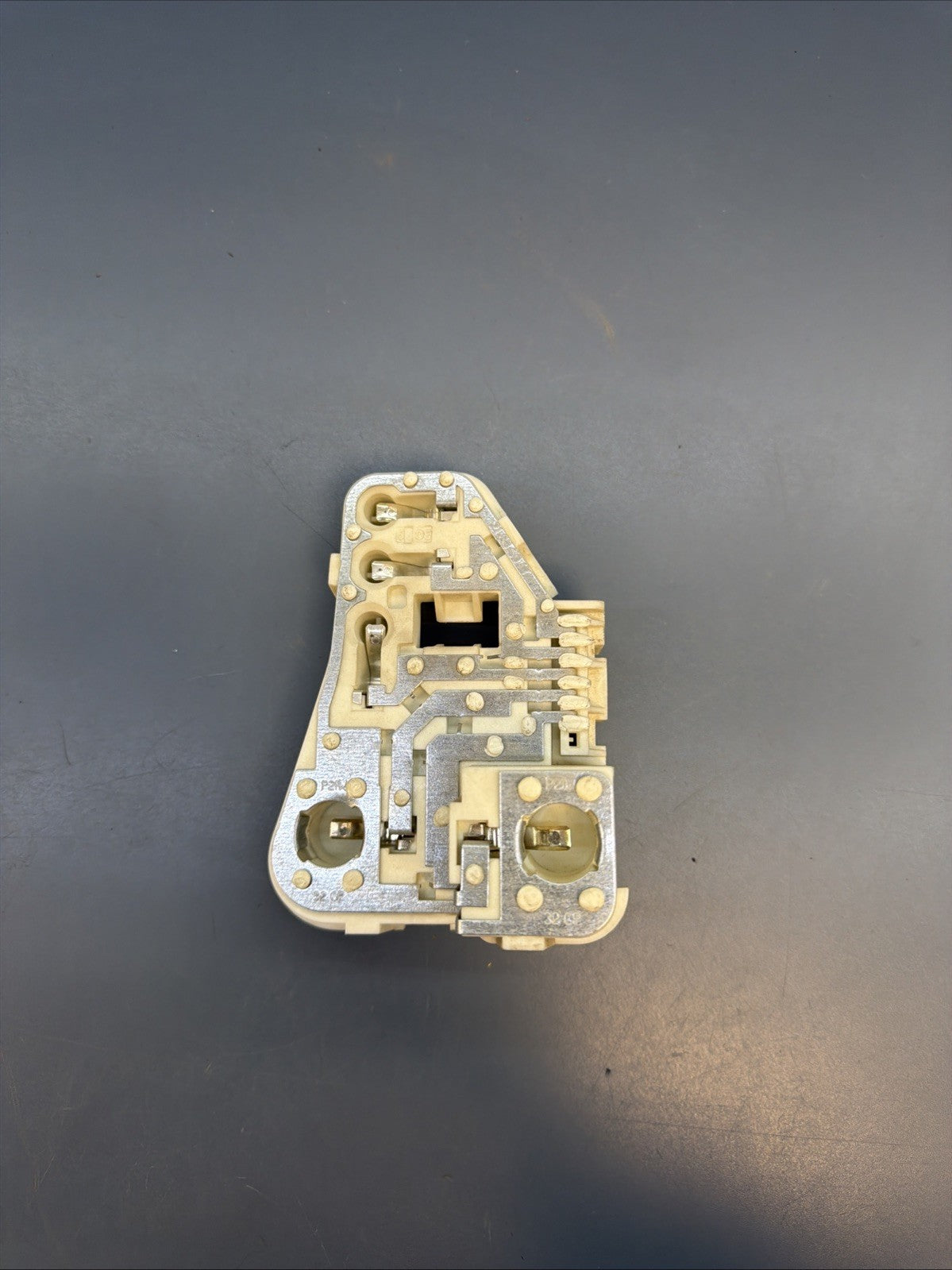2009-11 BMW E90 328i Rear Left Side Taillight Light Bulb Socket Panel 7211213